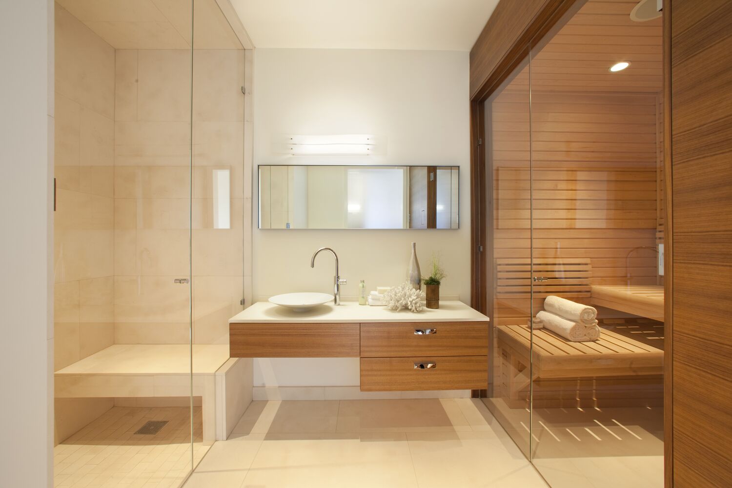 Spa bath and sauna in natural materials — Troon Pacific residence